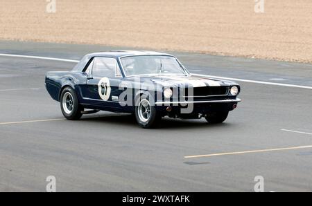 James Thorpe et Phil Quaife's Blue and White, 1965, Ford Mustang, lors du trophée Adrian flux pour la course transatlantique pré'66 Touring Cars Banque D'Images