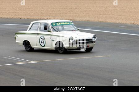 Richard Bateman au volant de sa Ford Lotus Cortina blanche, 1965 ans, lors du Trophée Adrian flux pour les voitures de tourisme transatlantiques pré'66. Banque D'Images