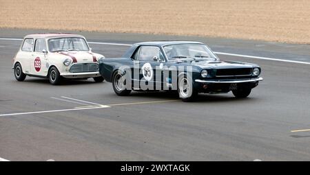 Fermer Racing action, lors du Trophée Adrian flux pour les voitures de tourisme transatlantiques Pre'66 au Silverstone Festival 2023 Banque D'Images