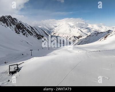 Vue aérienne drone de la station de ski de Gudauri en hiver. Montagnes du Caucase en Géorgie. Kudebi, Bidara, Sadzele, Kobi panorama aérien dans le caucase hiver mou Banque D'Images