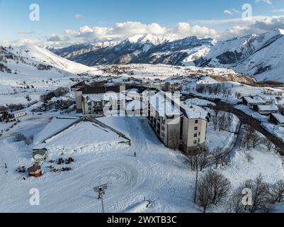 Vue aérienne drone de la station de ski de Gudauri en hiver. Montagnes du Caucase en Géorgie. Gudauri Village Panorama avec fond de station de ski de Aerial pers Banque D'Images