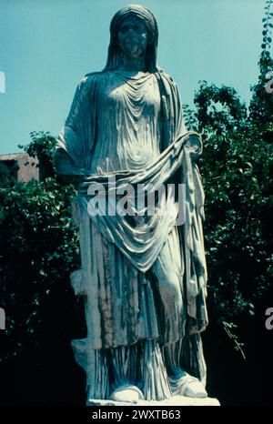 Ancienne Vierge vestale romaine, statue de marbre, Rome, Italie des années 1980 Banque D'Images