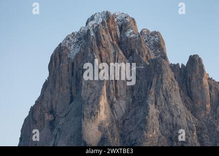 Le côté nord du Sasso Lungo au coucher du soleil de la région de Val Gardena Banque D'Images