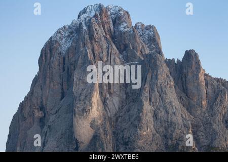 Le côté nord du Sasso Lungo au coucher du soleil de la région de Val Gardena Banque D'Images