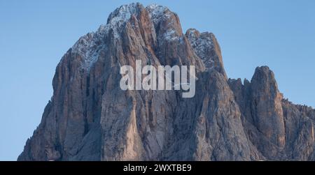 Le côté nord du Sasso Lungo au coucher du soleil de la région de Val Gardena Banque D'Images