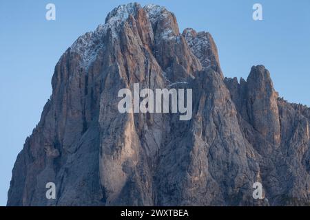 Le côté nord du Sasso Lungo au coucher du soleil de la région de Val Gardena Banque D'Images