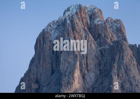 Le côté nord du Sasso Lungo au coucher du soleil de la région de Val Gardena Banque D'Images