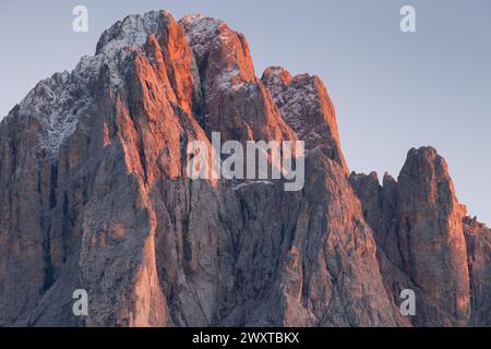 Le côté nord du Sasso Lungo au coucher du soleil de la région de Val Gardena Banque D'Images