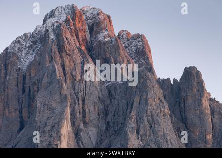 Le côté nord du Sasso Lungo au coucher du soleil de la région de Val Gardena Banque D'Images