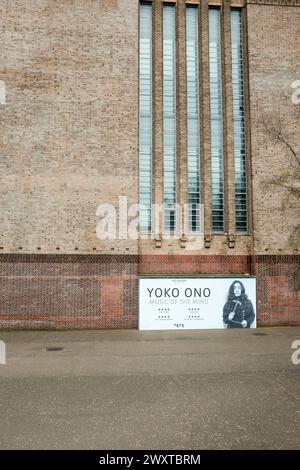 Affiche publicitaire représentant l'exposition 'Yoko Ono, musique de l'esprit' sur le côté de la galerie Tate Modern. Banque D'Images