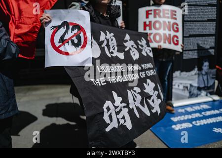 San Francisco, Californie, États-Unis. 24 mars 2024. Un jeune militant tient une pancarte en l'air, exhortant la communauté internationale à se tenir aux côtés de Hong Kong contre les lois oppressives de sécurité nationale de l'article 23. Dans une puissante démonstration de solidarité, les manifestants de San Francisco se sont rassemblés pour se rassembler contre la mise en œuvre de l'article 23 des lois sur la sécurité nationale à Hong Kong. La manifestation, qui s’est déroulée au cœur de la ville, a attiré une foule diversifiée d’activistes, d’étudiants et de citoyens concernés. (Crédit image : © Chin Hei Leung/SOPA images via ZUMA Press Wire) USAGE ÉDITORIAL SEULEMENT! Pas pour C Banque D'Images