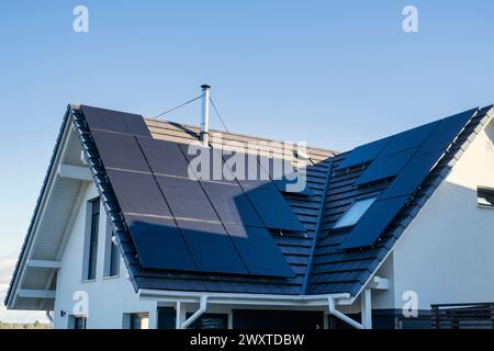 Panneaux solaires sur une maison moderne. Graven Hill, Bicester, Oxfordshire, Angleterre Banque D'Images