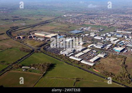 Vue aérienne de l'est en regardant le sud-ouest à travers l'industrie légère et le commerce de détail au supermarché Morton Park + Morrisons, également l'industrie sur Alderman Best Way Banque D'Images