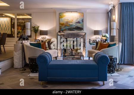 Bleu accroupi et coin salon dans Chelsea Townhouse, West London, Royaume-Uni Banque D'Images