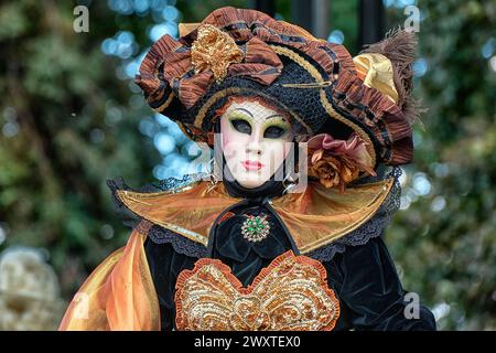 Masques de carnaval vénitien dans un parc à Genève, Suisse Banque D'Images