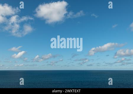 Ciel bleu et nuages au-dessus de la mer des Caraïbes. Banque D'Images