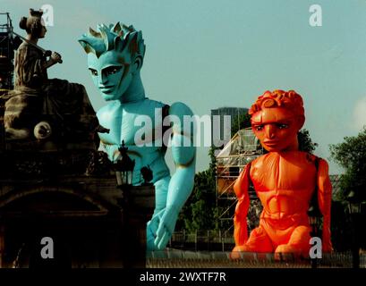 PRÉPARATION POUR LA COUPE WORTLD DU MARDI SOIR OUVERTURE PAGENT, DEUX DES SIX JOUEURS DE FOOTBALL GÉANTS QUI VONT SE DÉROULER DE DIFFÉRENTS QUARTIERS DE PARIS VERS LA PLACE DE LA CONCORDE SPECTACULAIRE. PHOTOGRAPHIE DE BRIAN HARRIS 8/6/1998 Banque D'Images