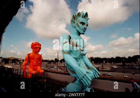 PRÉPARATION POUR LA COUPE WORTLD DU MARDI SOIR OUVERTURE PAGENT, DEUX DES SIX JOUEURS DE FOOTBALL GÉANTS QUI VONT SE DÉROULER DE DIFFÉRENTS QUARTIERS DE PARIS VERS LA PLACE DE LA CONCORDE SPECTACULAIRE. PHOTOGRAPHIE DE BRIAN HARRIS 8/6/1998 Banque D'Images