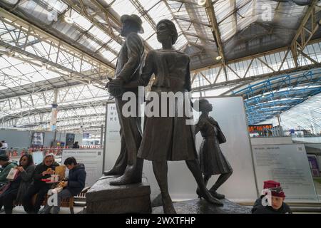 Londres 2 avril 2024 . Le monument national Windrush par Basil Watson à la gare de Waterloo, qui commémore les immigrants des Antilles britanniques arrivés au Royaume-Uni à bord du HMT Empire Windrush en 1948. Les militants ont critiqué le ministère de l'intérieur pour les retards après que plusieurs personnes sont mortes sans recevoir de paiements. Credit : amer Ghazzal/Alamy Live News Banque D'Images