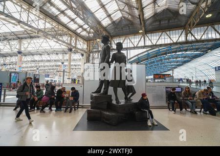 Londres 2 avril 2024 . Le monument national Windrush par Basil Watson à la gare de Waterloo, qui commémore les immigrants des Antilles britanniques arrivés au Royaume-Uni à bord du HMT Empire Windrush en 1948. Les militants ont critiqué le ministère de l'intérieur pour les retards après que plusieurs personnes sont mortes sans recevoir de paiements. Credit : amer Ghazzal/Alamy Live News Banque D'Images