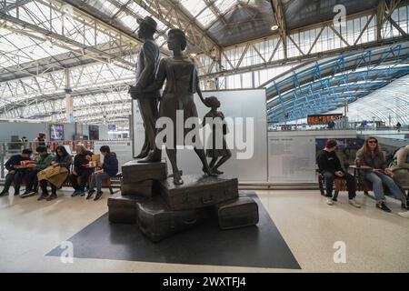 Londres 2 avril 2024 . Le monument national Windrush par Basil Watson à la gare de Waterloo, qui commémore les immigrants des Antilles britanniques arrivés au Royaume-Uni à bord du HMT Empire Windrush en 1948. Les militants ont critiqué le ministère de l'intérieur pour les retards après que plusieurs personnes sont mortes sans recevoir de paiements. Credit : amer Ghazzal/Alamy Live News Banque D'Images