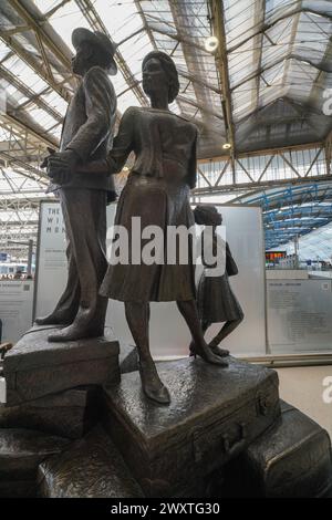 Londres 2 avril 2024 . Le monument national Windrush par Basil Watson à la gare de Waterloo, qui commémore les immigrants des Antilles britanniques arrivés au Royaume-Uni à bord du HMT Empire Windrush en 1948. Les militants ont critiqué le ministère de l'intérieur pour les retards après que plusieurs personnes sont mortes sans recevoir de paiements. Credit : amer Ghazzal/Alamy Live News Banque D'Images