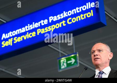 02.04.2024, Schwechat, AUT, Pressekonferenz zu dem Thema Schengen Air für Rumänien und Bulgarien, im Bild Bundesminister für Inneres Gerhard Karner (ÖVP) // ministre fédéral de l'intérieur Gerhard Karner (parti populaire autrichien) lors de la conférence de presse sur le thème Schengen Air pour la Roumanie et la Bulgarie. Schwechat, Autriche le 2024/04/02 - 20240402 PD2549 Banque D'Images