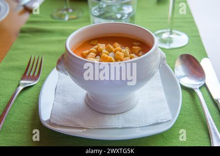 Servir le gaspacho dans un restaurant. Banque D'Images