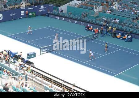 MIAMI GARDENS, FLORIDE - MARS 31 : Sofia Kenin (États-Unis) et Bethanie Mattek-Sands (États-Unis) vs Gabriela Dabrowski (Canada) et Erin Routliffe (Nouvelle-Zélande) lors de la finale du double féminin Miami Open Day16 2024 présentée par Itaú au Hard Rock Stadium le 31 mars 2024 à Miami Gardens, Floride. (Photo de JL/Sipa USA) Banque D'Images