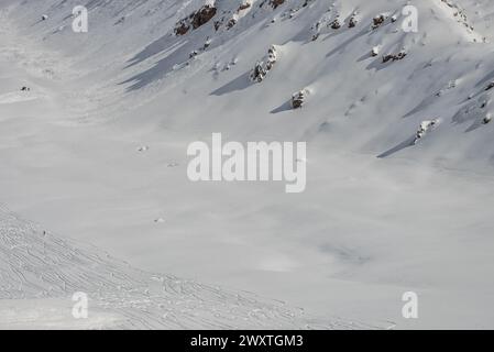 Traces de rallye freeride sur neige poudreuse. Panorama aérien de Kudebi, Bidara, Sadzele, Kobi dans les montagnes hivernales du caucase. Vue aérienne drone de Gudauri ski RES Banque D'Images