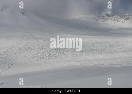 Traces de rallye freeride sur neige poudreuse. Panorama aérien de Kudebi, Bidara, Sadzele, Kobi dans les montagnes hivernales du caucase. Vue aérienne drone de Gudauri ski RES Banque D'Images