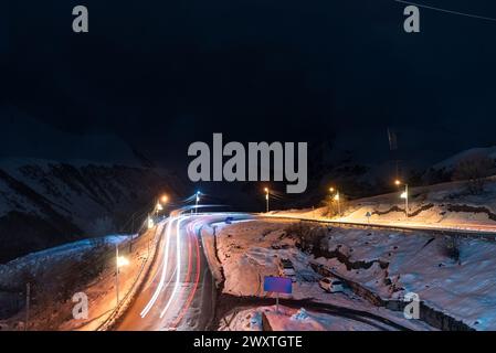 Station balnéaire de Gudauri, montagnes caucasiennes en Géorgie. Station de ski de Gudauri en hiver. Montagnes du Caucase en Géorgie la nuit. Banque D'Images