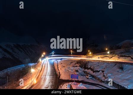 Station balnéaire de Gudauri, montagnes caucasiennes en Géorgie. Station de ski de Gudauri en hiver. Montagnes du Caucase en Géorgie la nuit. Banque D'Images