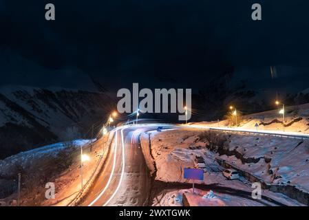 Station balnéaire de Gudauri, montagnes caucasiennes en Géorgie. Station de ski de Gudauri en hiver. Montagnes du Caucase en Géorgie la nuit. Banque D'Images