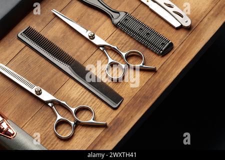 Outils de barbier professionnels disposés sur la surface en bois pour la session de toilettage pour hommes Banque D'Images