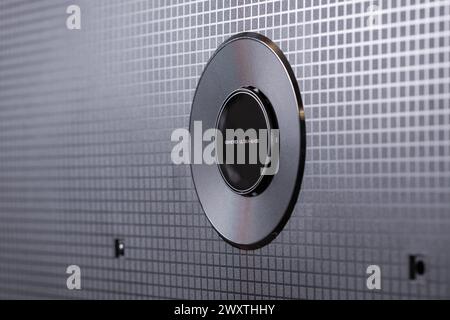 HCMC, VN - avril 2024. TCL TV 98 pouces pour un usage éditorial Banque D'Images