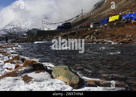 point zéro enneigé, belle vallée alpine est un lieu touristique populaire dans le nord du sikkim, en inde. rivière de montagne lachung chu coulant à travers la vallée Banque D'Images