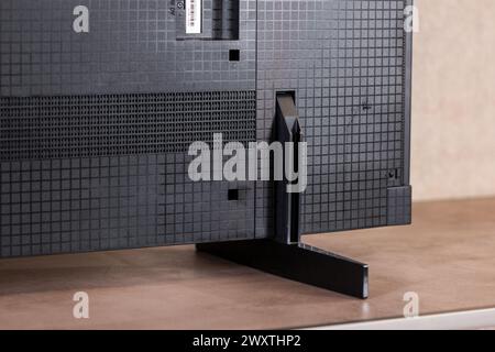 HCMC, VN - avril 2024. TCL TV 98 pouces pour un usage éditorial Banque D'Images