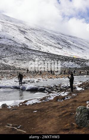 point zéro enneigé, belle vallée alpine est un lieu touristique populaire dans le nord du sikkim, en inde. rivière de montagne lachung chu coulant à travers la vallée Banque D'Images