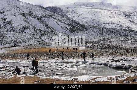 point zéro enneigé, belle vallée alpine est un lieu touristique populaire dans le nord du sikkim, en inde. rivière de montagne lachung chu coulant à travers la vallée Banque D'Images