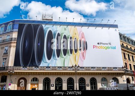 Apple iPhone 15 panneau publicitaire géant couvrant l'échafaudage des travaux de restauration sur la façade d'un bâtiment à Paris, France Banque D'Images