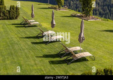 Chaise longue sur une pelouse devant un hôtel dans le Tyrol du Sud Banque D'Images