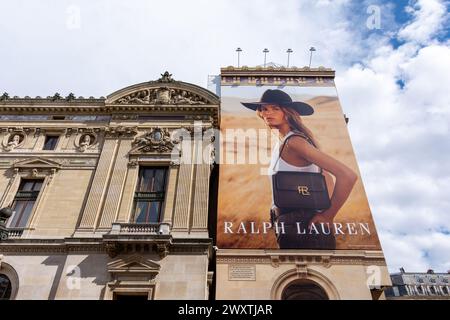 Panneau publicitaire pour les sacs à main Ralph Lauren sur les échafaudages des travaux de restauration de la façade principale de l’Opéra de Paris (Palais Garnier) Banque D'Images