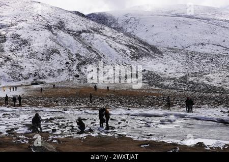 point zéro enneigé, belle vallée alpine est un lieu touristique populaire dans le nord du sikkim, en inde. rivière de montagne lachung chu coulant à travers la vallée Banque D'Images