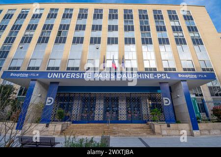 Entrée principale de l’Université Paris Dauphine-PSL, établissement public français membre de l’Université Paris Sciences lettres Banque D'Images