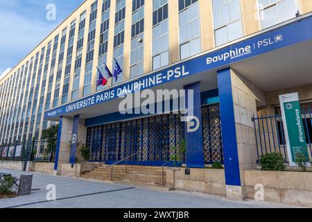 Entrée principale de l’Université Paris Dauphine-PSL, établissement public français membre de l’Université Paris Sciences lettres Banque D'Images