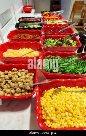 Buffet de salades coloré présentant une gamme d'ingrédients frais pendant le brunch Banque D'Images