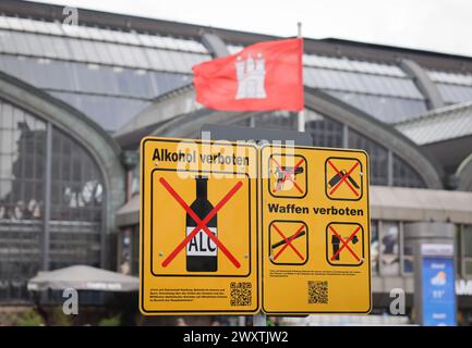 Hambourg, Allemagne. 02 avril 2024. Un nouveau panneau interdisant la consommation d'alcool peut être vu à côté d'un panneau interdisant les armes à Hachmannplatz devant la gare principale. Depuis mardi 02.04.2024, la consommation d'alcool est interdite dans la zone de la gare centrale de Hambourg. Crédit : Christian Charisius/dpa/Alamy Live News Banque D'Images