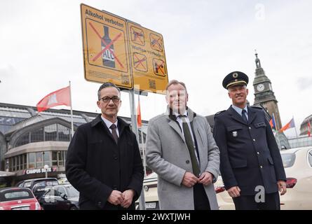 Hambourg, Allemagne. 02 avril 2024. Falk Schnabel (de gauche à droite), chef de la police de Hambourg, Andy Grote (SPD), sénateur du ministère de l'intérieur et des Sports de Hambourg, et Michael Schuol, de la direction de la police fédérale de Hanovre, se tiennent devant un nouveau panneau interdisant la consommation d'alcool à côté d'un panneau interdisant les armes devant la gare centrale de Hambourg. Depuis mardi 02.04.2024, la consommation d'alcool est interdite dans la zone de la gare centrale de Hambourg. Crédit : Christian Charisius/dpa/Alamy Live News Banque D'Images