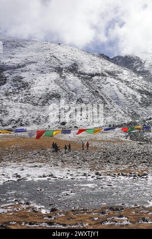 point zéro enneigé, belle vallée alpine est un lieu touristique populaire dans le nord du sikkim, en inde. rivière de montagne lachung chu coulant à travers la vallée Banque D'Images